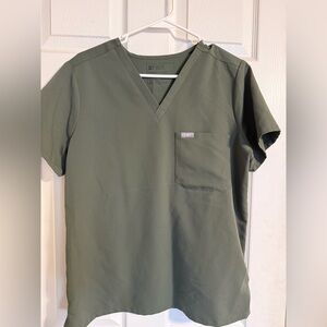 FIG’s Women’s Catarina One Pocket Scrub Top size Medium in Moss